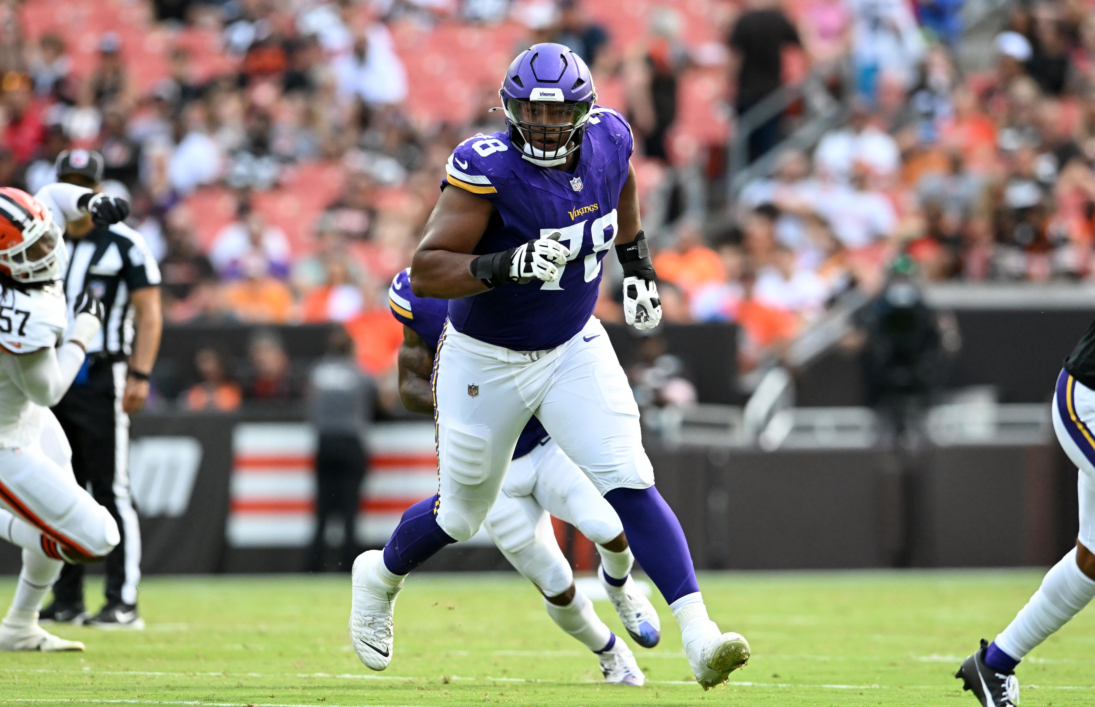Patriots add Vikings offensive lineman Walter Rouse in late cutdown trade