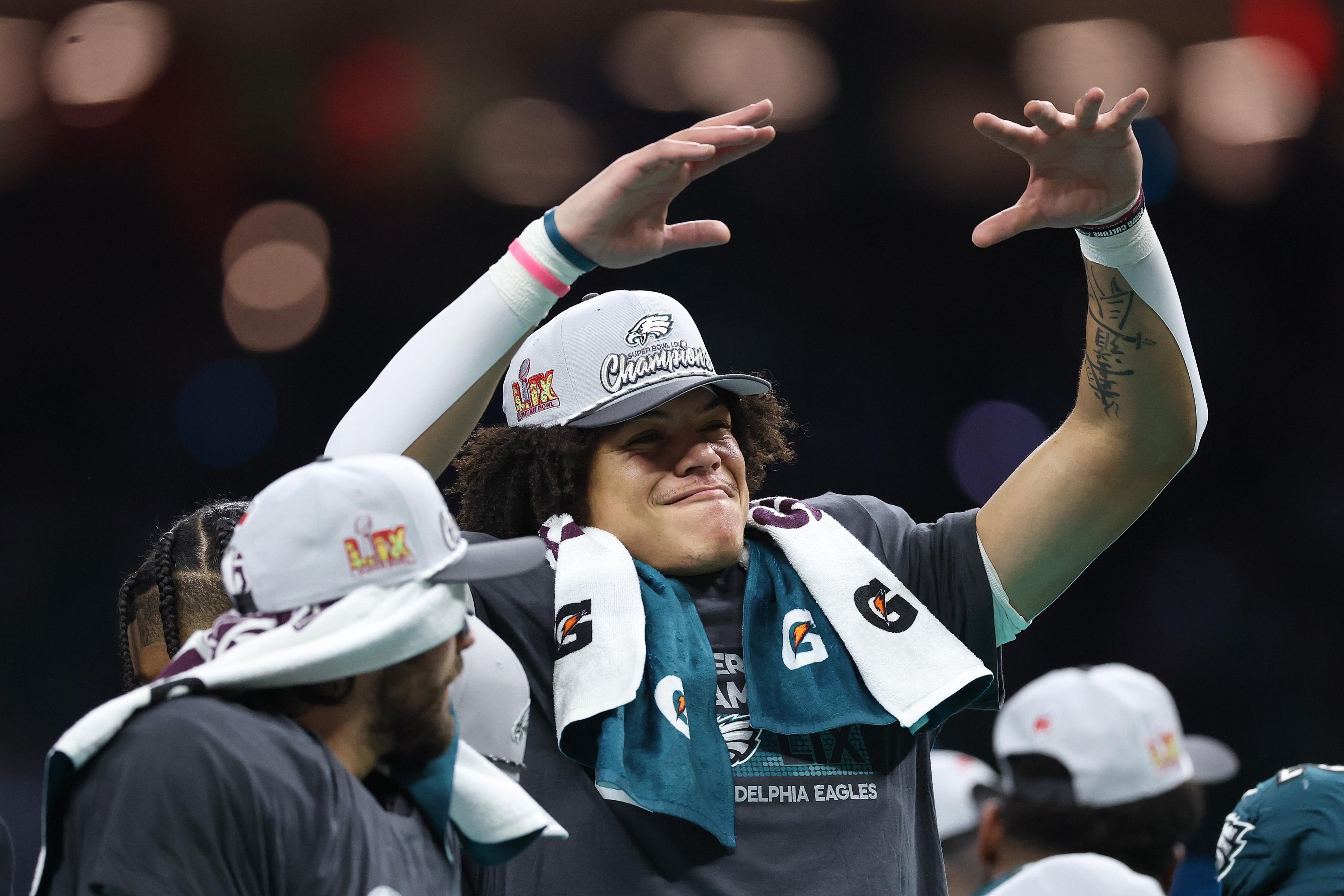 Eagles make late-training-camp roster adjustments, adding center depth and reshuffling the back end