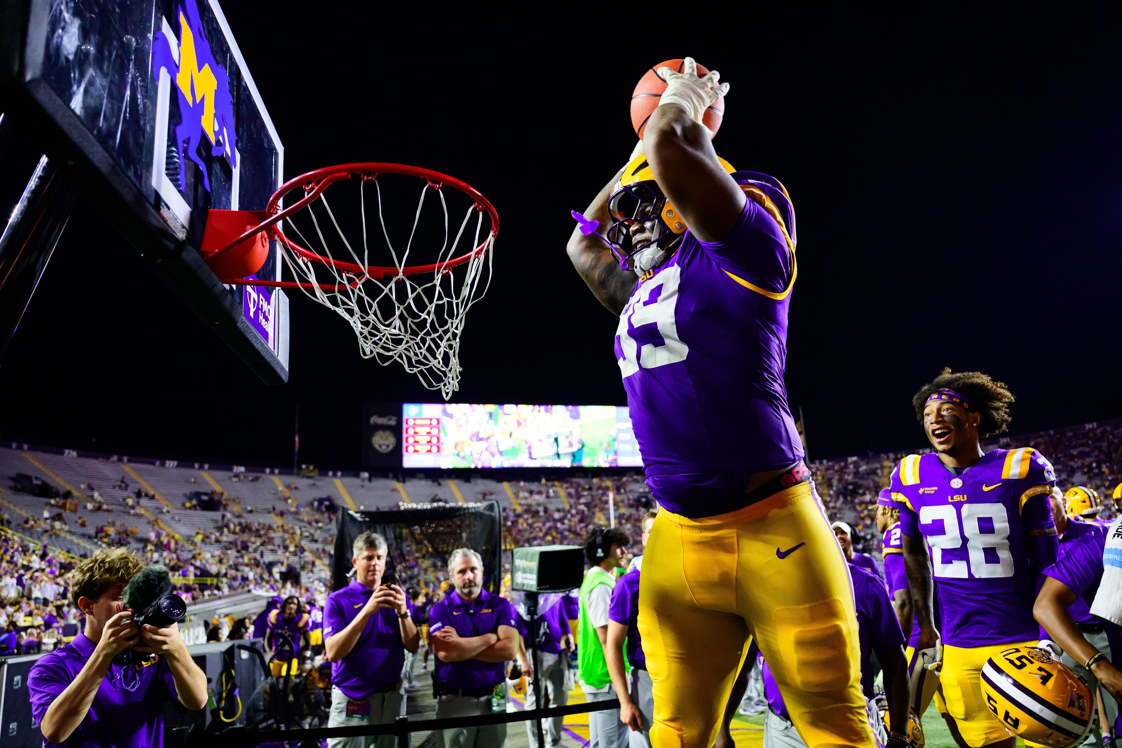 LSU’s Baker faces Kentucky’s Sloan in coaching matchup of styles
