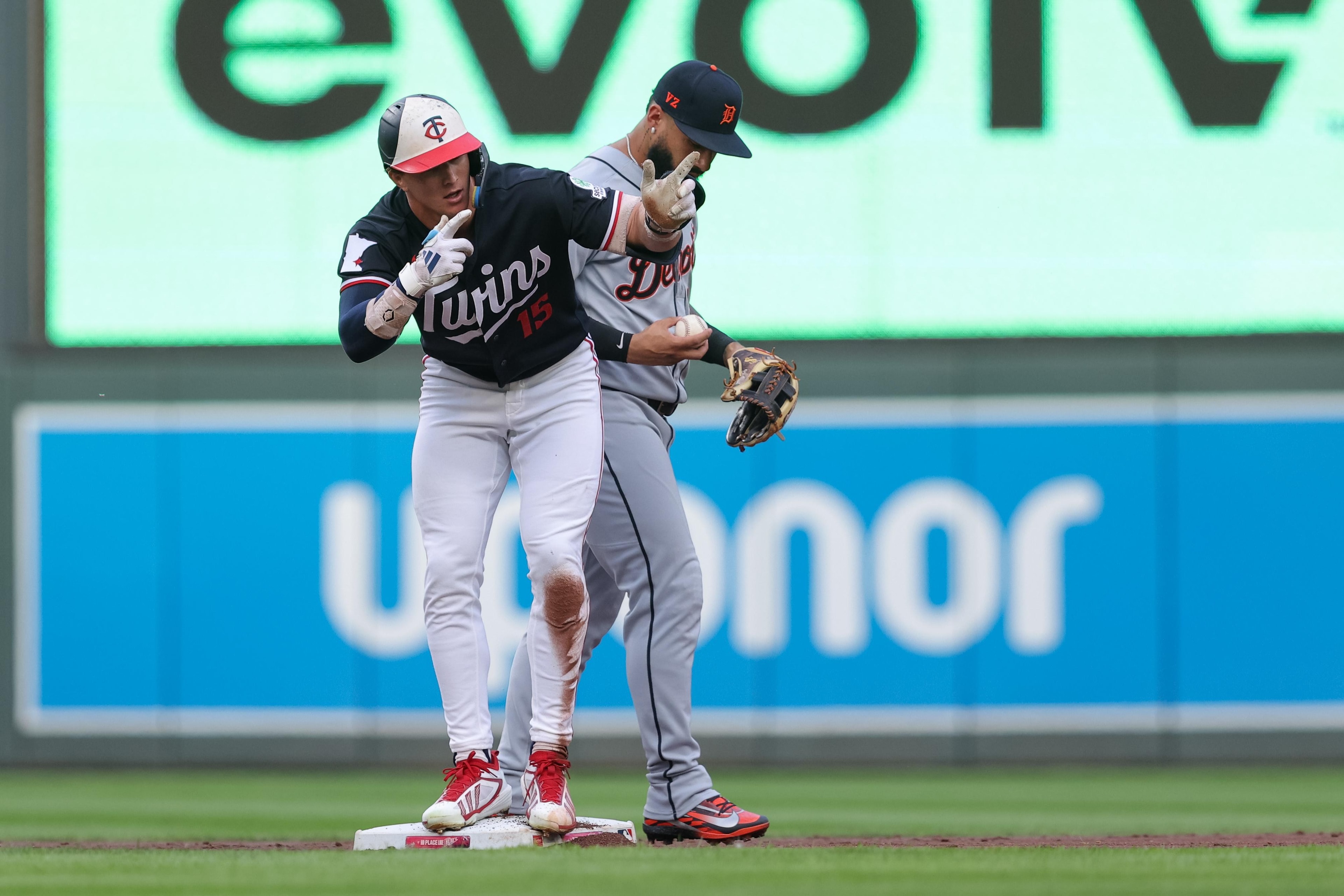 Twins offense explodes for 11 runs in 11-1 win over Tigers as Keaschall leads the way