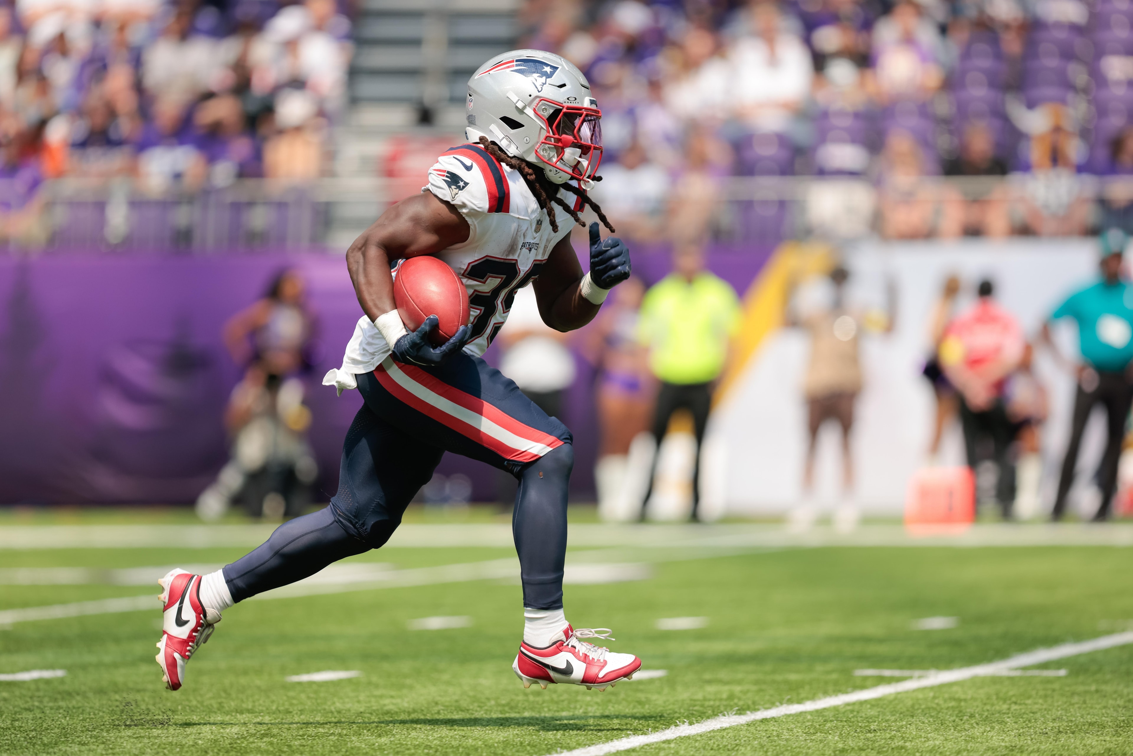 Patriots add another veteran running back, bringing back JaMycal Hasty in advance of preseason