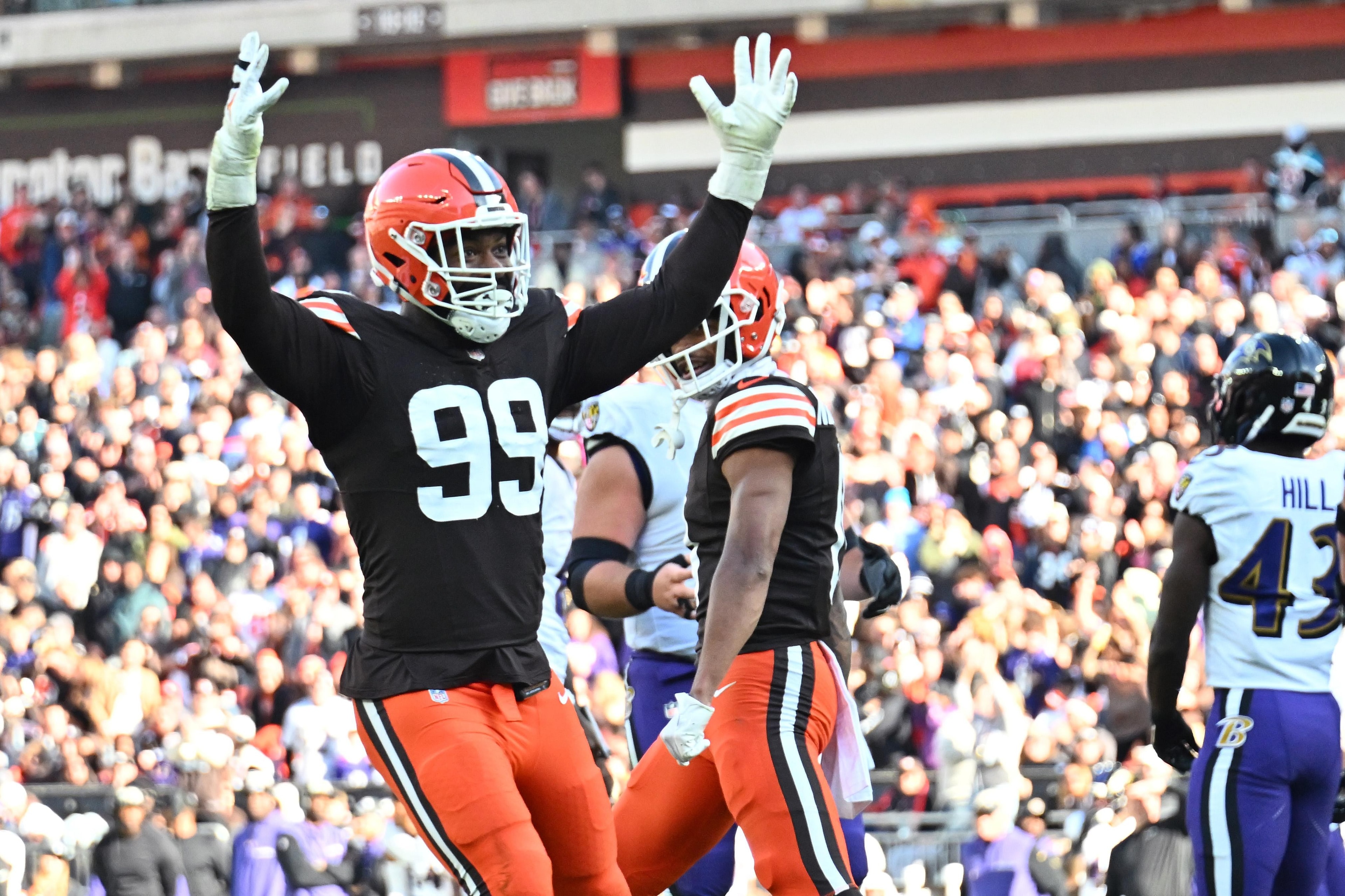 Browns work out familiar defensive end, adding another veteran option for a shifting line