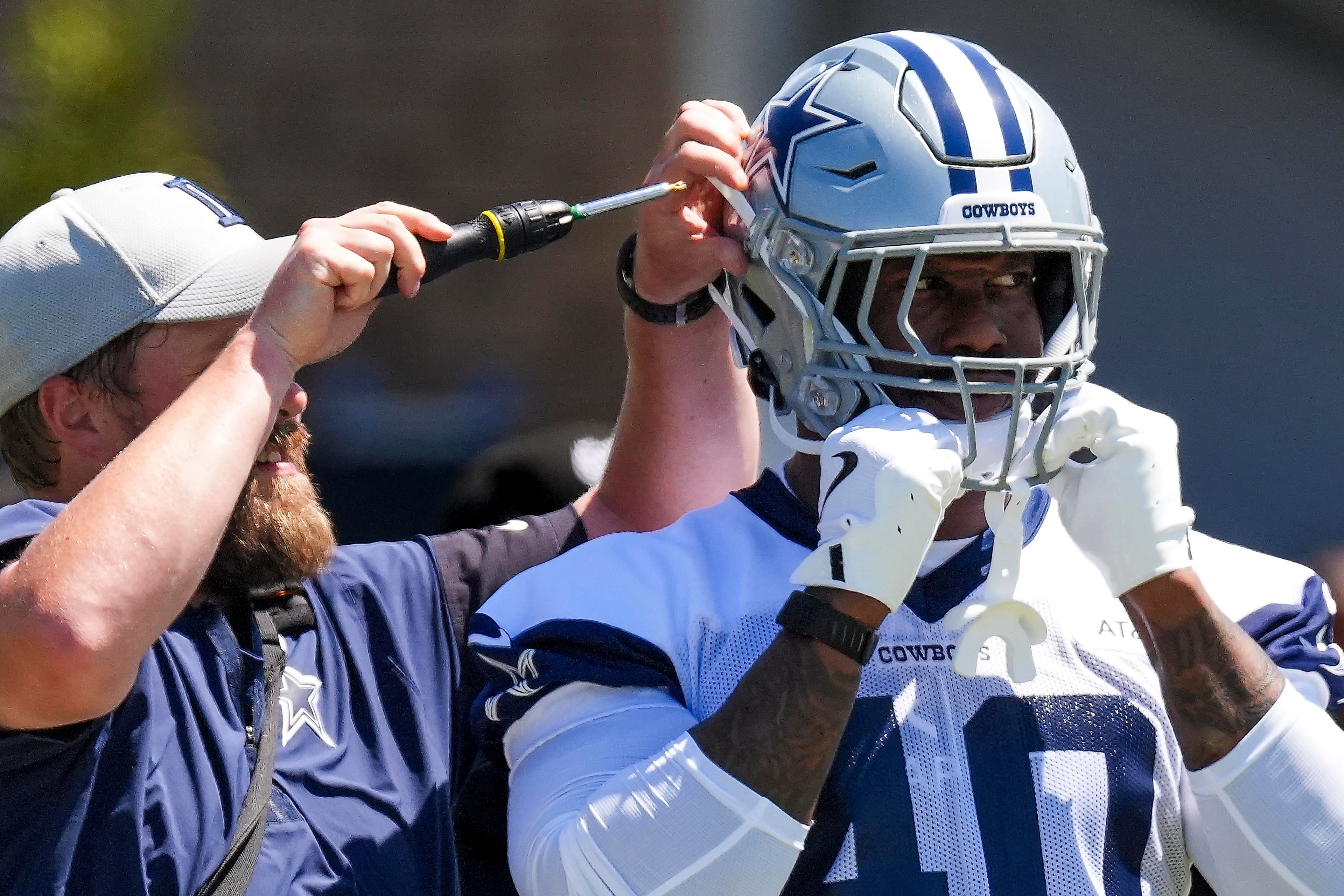 Cowboys add veteran pass rusher Von Miller, and fans quickly weigh in