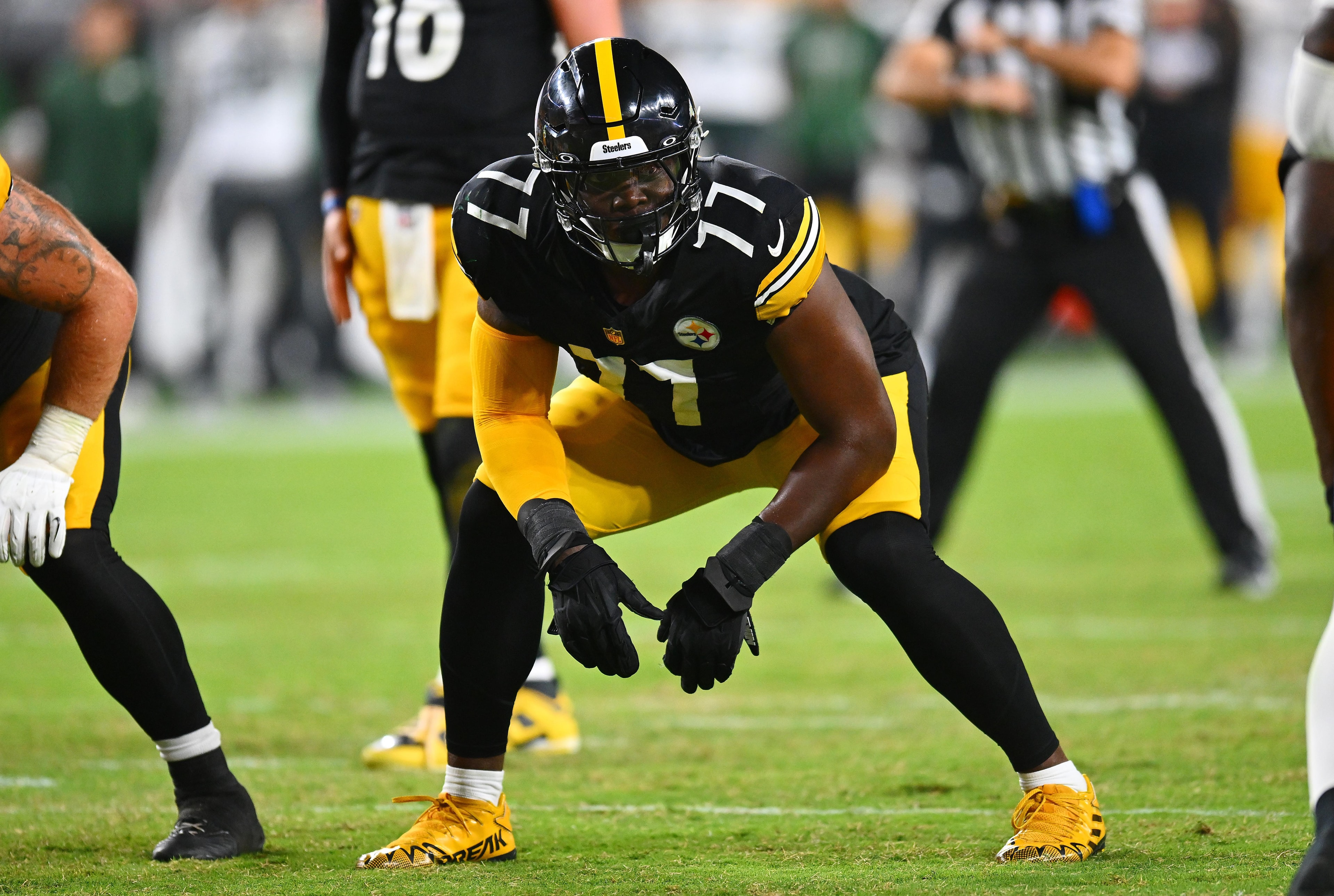 Steelers send 2023 first-round pick Broderick Jones to Cowboys in pre-roster-deadline trade