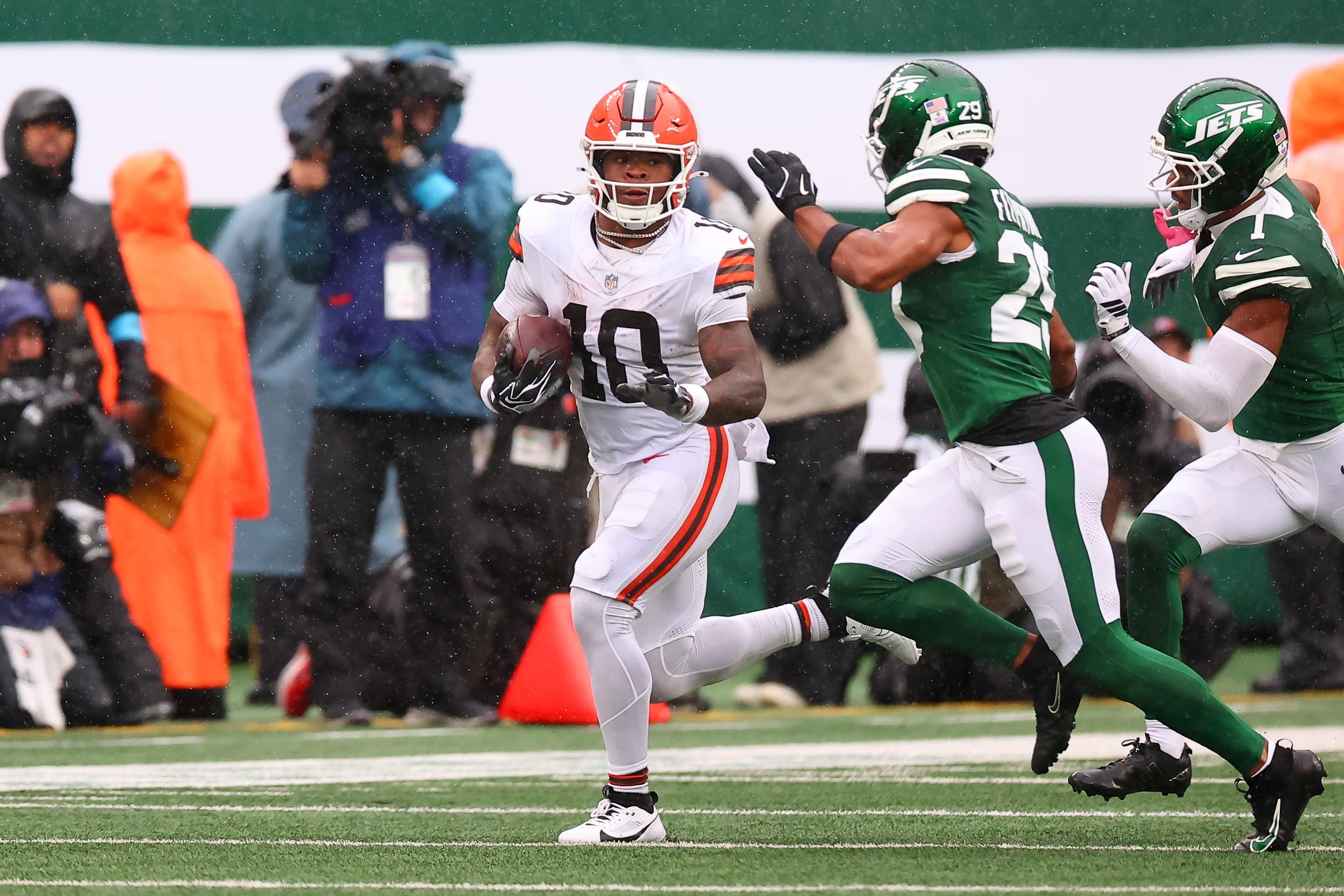 Rainy conditions and a shifting practice-style look: Quinshon Judkins and the Browns’ offense fail to find rhythm vs. the Jets