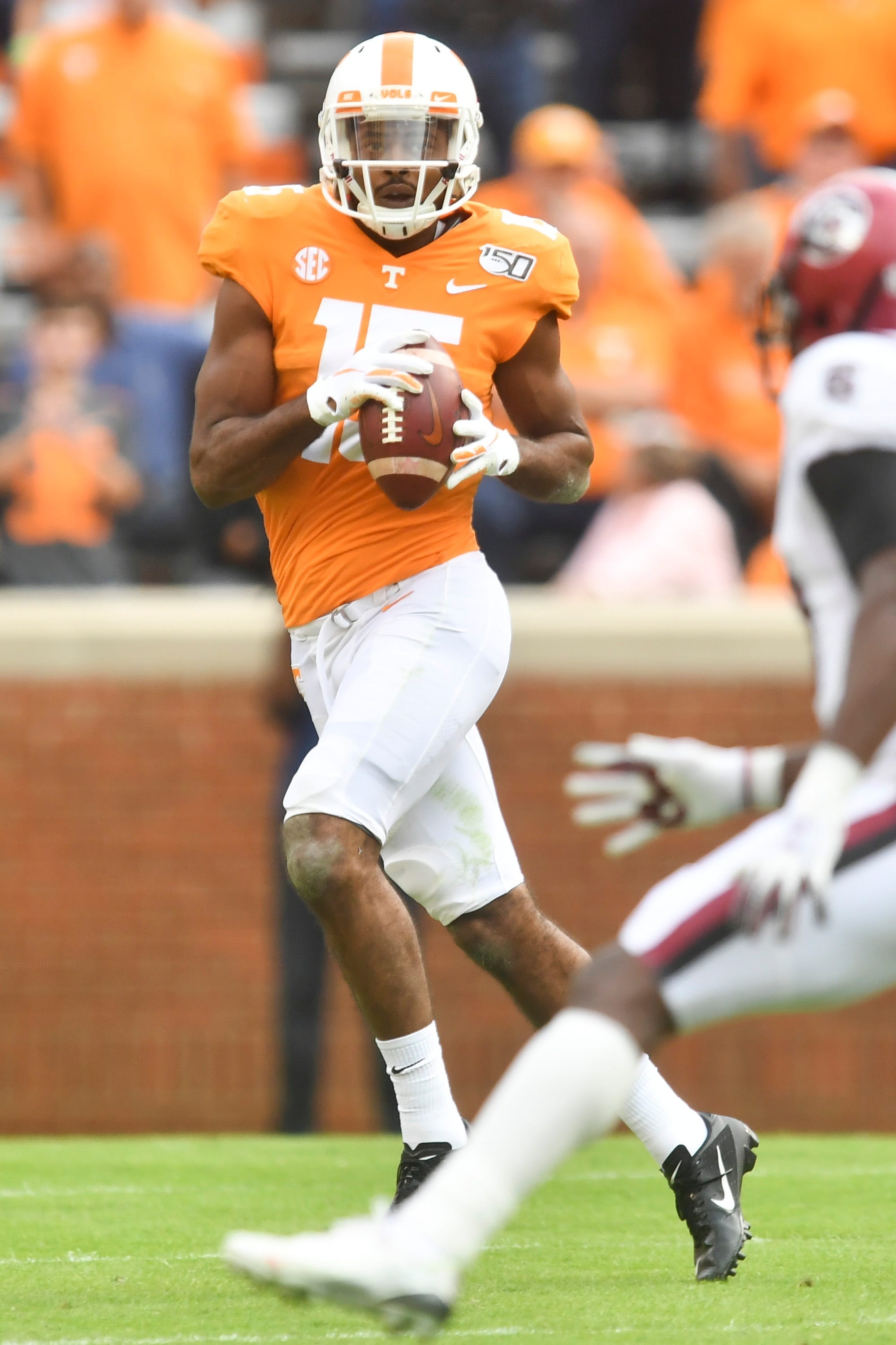 George MacIntyre becomes first Tennessee-native QB to start for Vols since Jauan Jennings, as Tennessee tops Arkansas 24-17