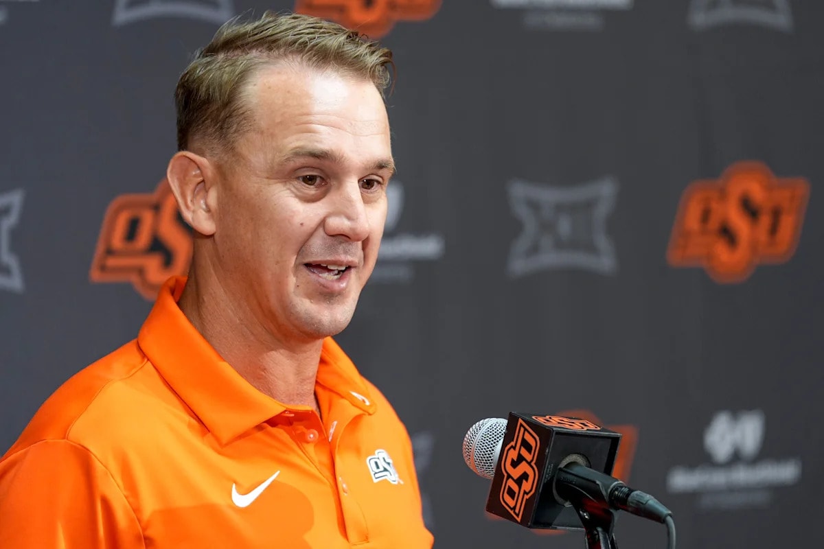 Oklahoma State’s Eric Morris finds time to handle an armadillo while season nears