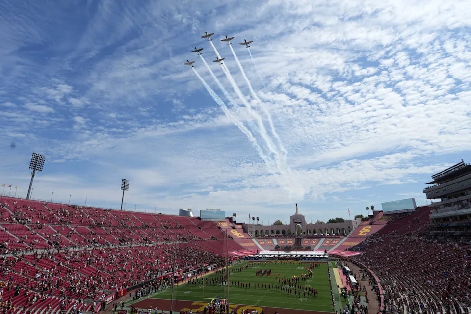 Lincoln Riley pushes back on USC crowd talk after Week 0 win
