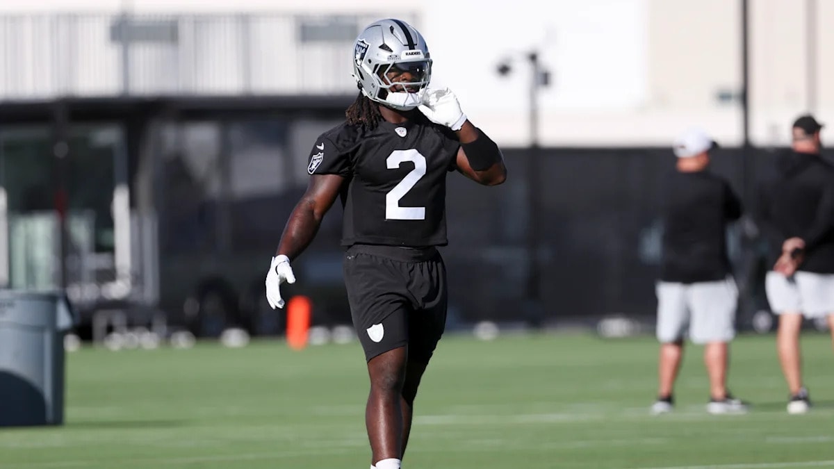 Ashton Jeanty exits Raiders practice with apparent leg injury after diving catch
