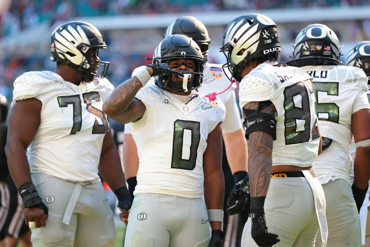 Oregon expects a reshaped offense after a training-camp setback impacts the quarterback-run game stack