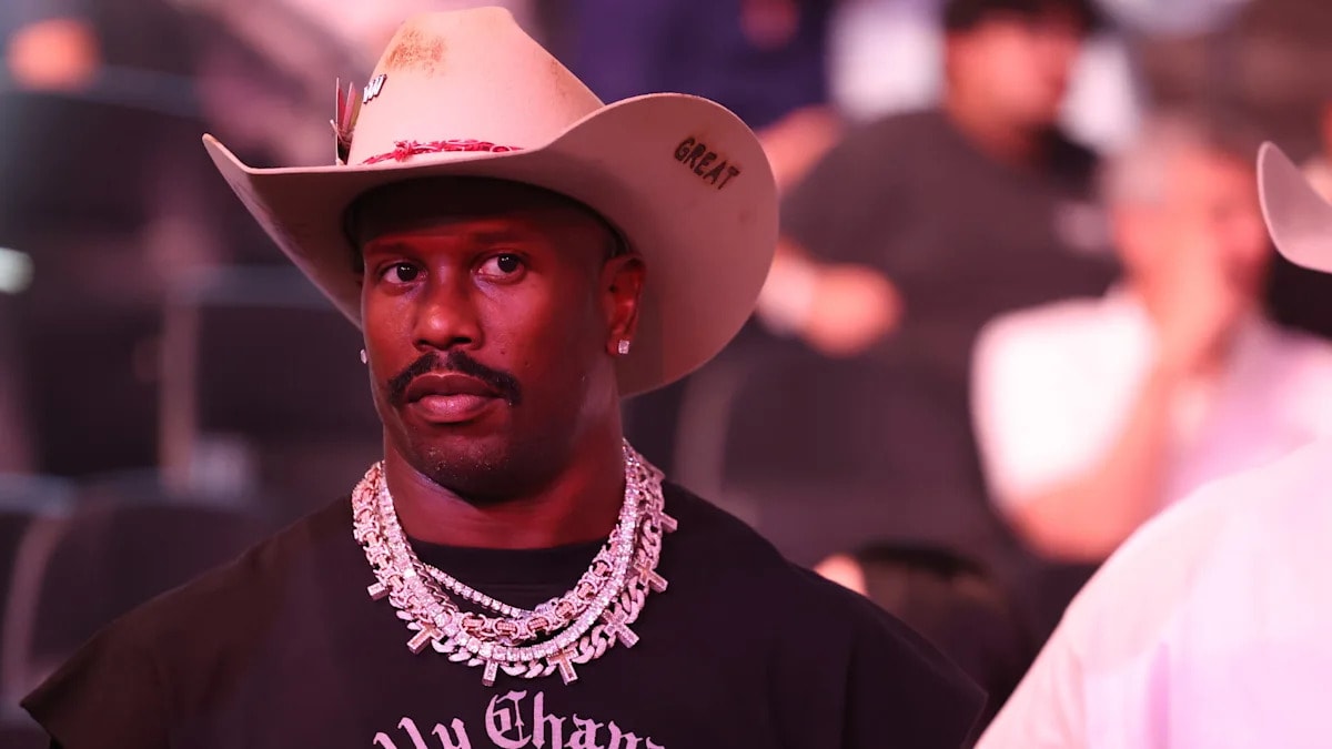Von Miller targets Cowboys No. 40 after signing, but jersey number remains undecided