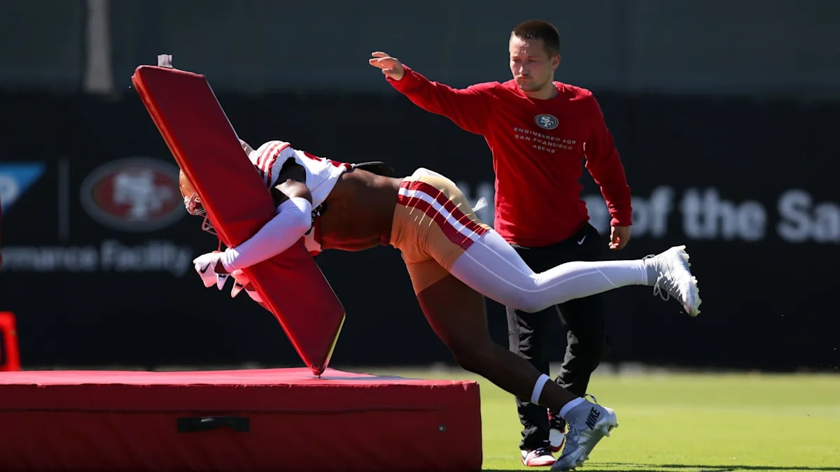 49ers CB Nate Hobbs to miss “a few weeks” after groin injury suffered in joint practice with Titans