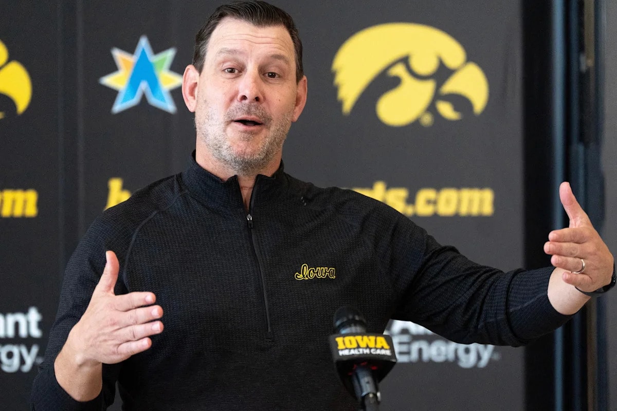 Iowa’s Tim Lester turns Kids’ Day into a game-situation learning moment for quarterbacks