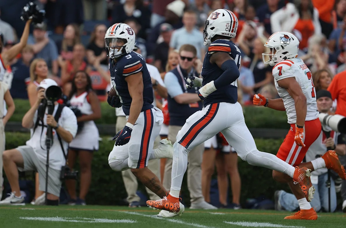 ESPN’s 2026 projection points to an Auburn bowl return as Alex Golesh era begins
