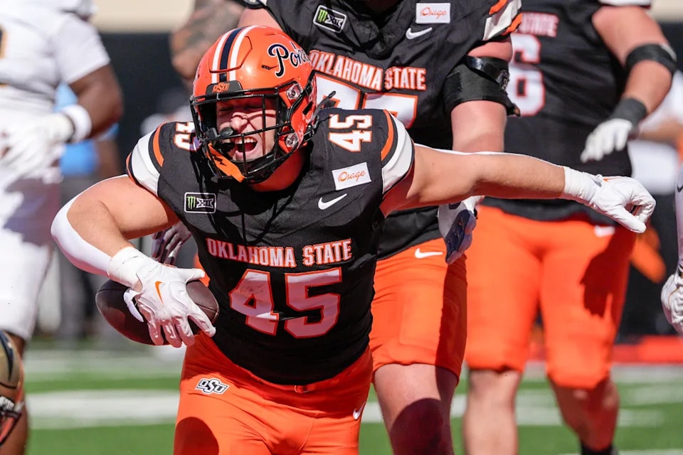 Oklahoma State adds a goal-line handoff wrinkle for tight end Morgan McPhaul, producing a rushing TD