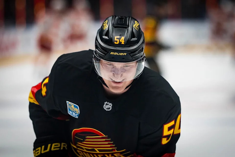 Canucks face a key playing-time call with Aatu Räty after early-season scratches