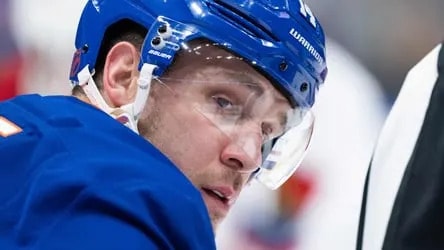Bo Horvat returns to the ice for Islanders after “scary” open-ice hit from Blackhawks’ Frank Nazar