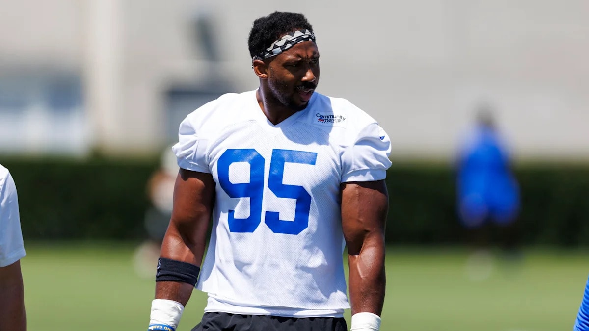 Myles Garrett watches from the sideline with knee swelling, aiming to stay on track at Cowboys-Rams joint practice