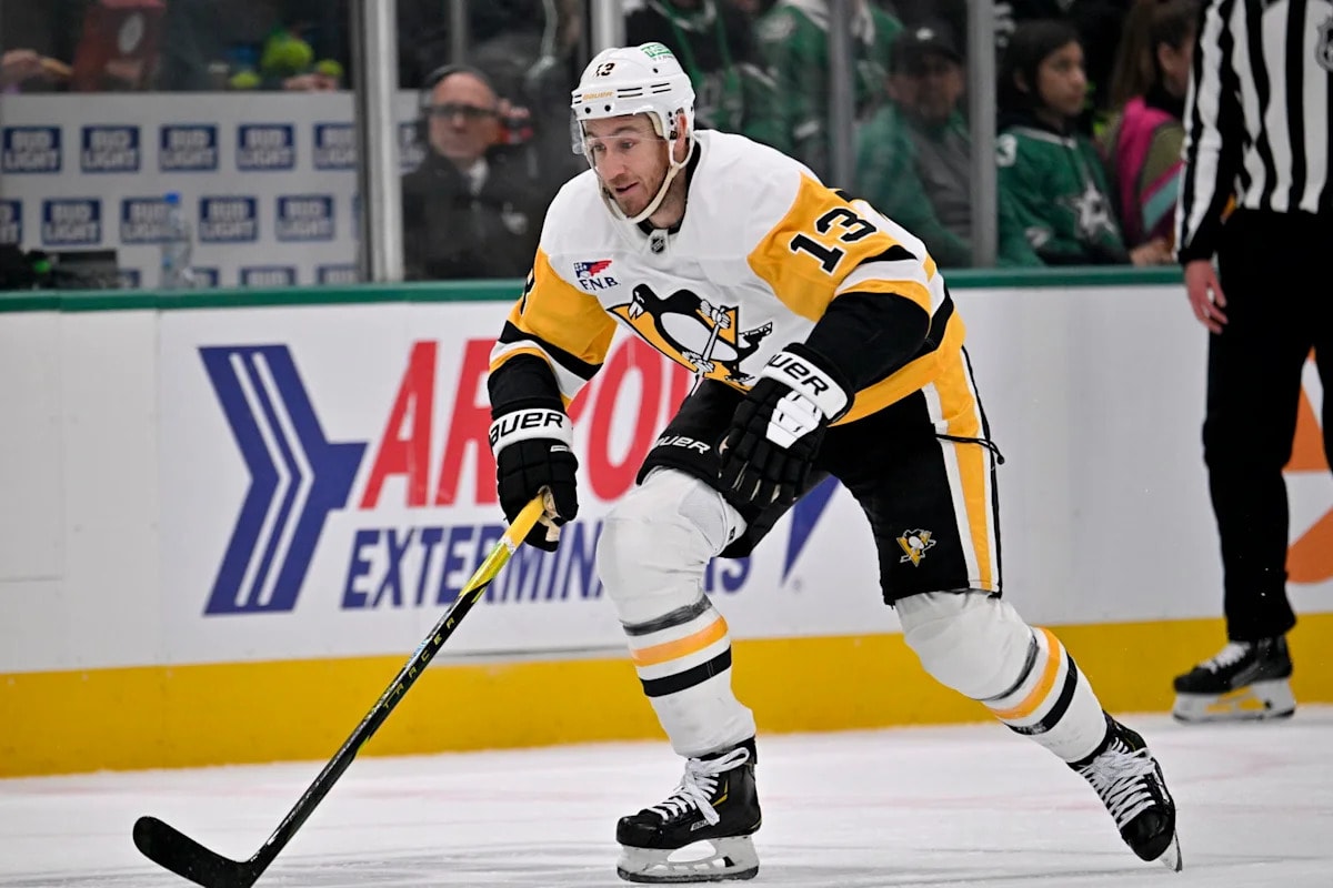 Kevin Hayes leaves the NHL for the KHL after 12 NHL seasons, including a stint with the Penguins