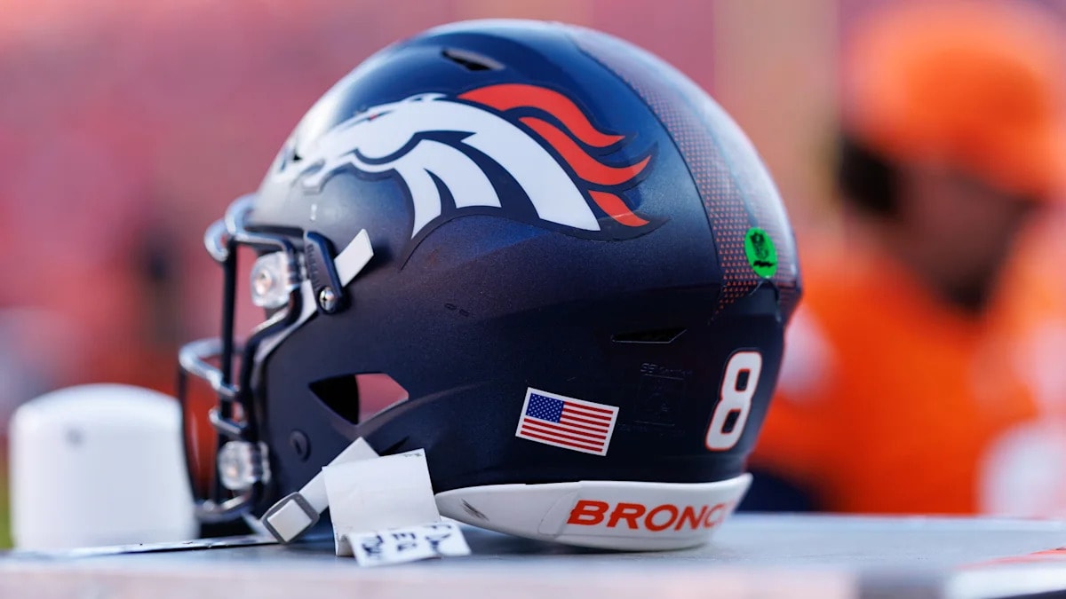 Broncos place center Mike Deiter on injured reserve, add Lecitus Smith