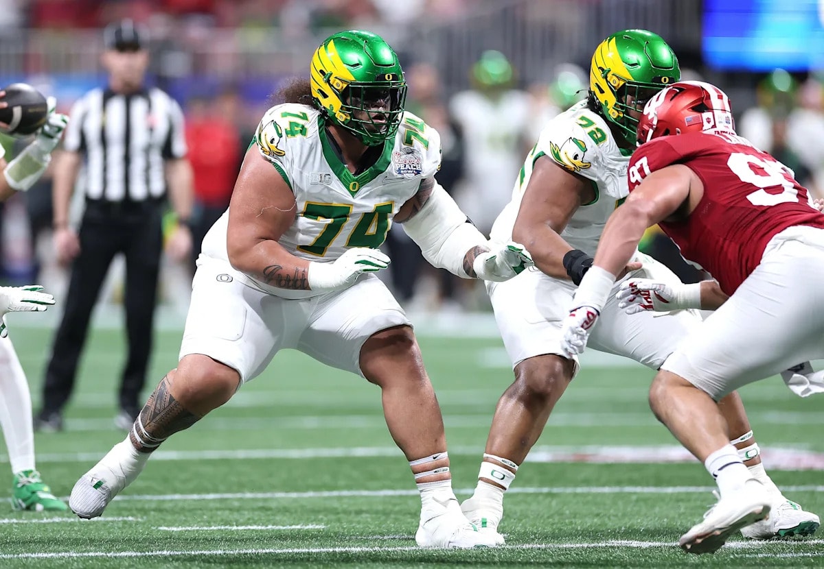 Oregon’s Dan Lanning gives a positive injury update on right guard Dave Iuli ahead of Boise State
