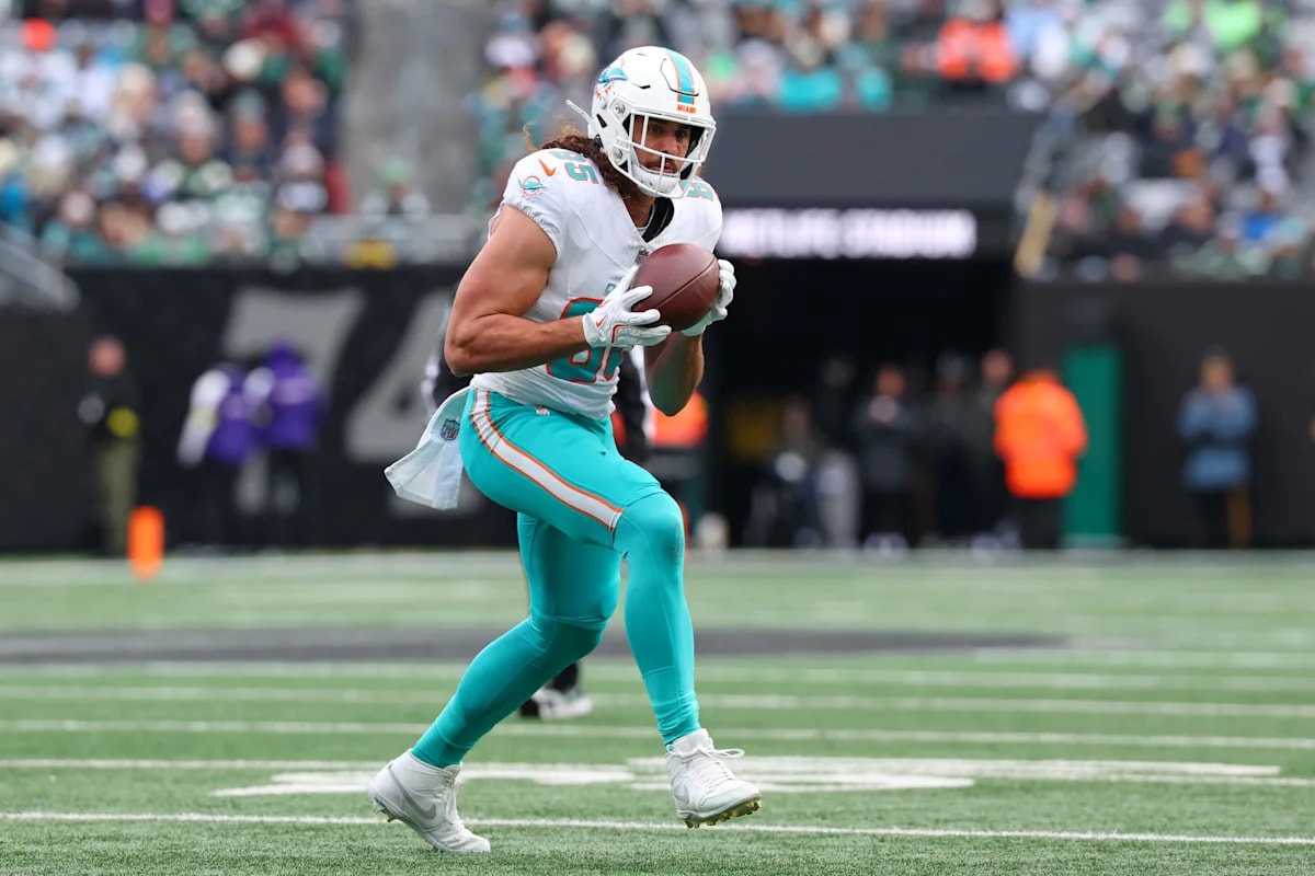 Dolphins bring Greg Dulcich back on a team-friendly deal, positioning him for a bigger 2026 role