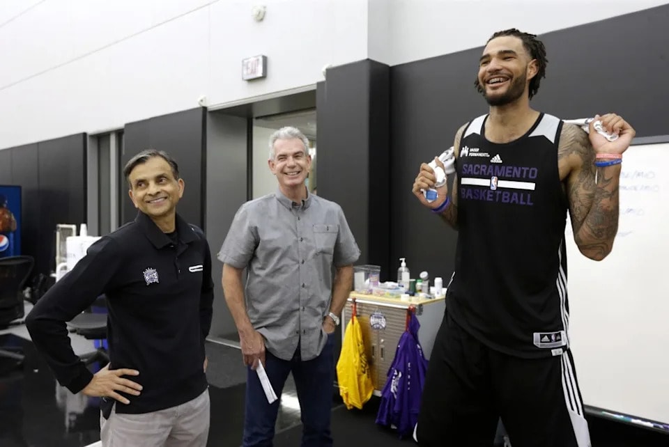 Report: Zach Lowe says Sacramento Kings owner’s “prolonged roast” backfired ahead of the season