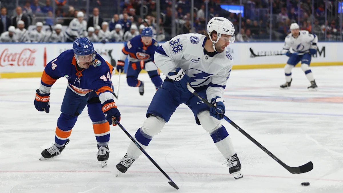 Brandon Hagel completes late hat trick as Lightning rally past Islanders 5-3