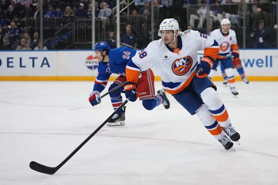 Islanders defenseman Alexander Romanov suffers torn ACL, expected to miss 6-8 months