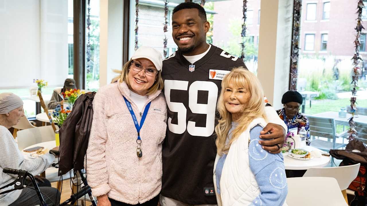Browns players visit American Cancer Society Hope Lodge in Cleveland, bringing bingo, dinner and Browns gear to patients