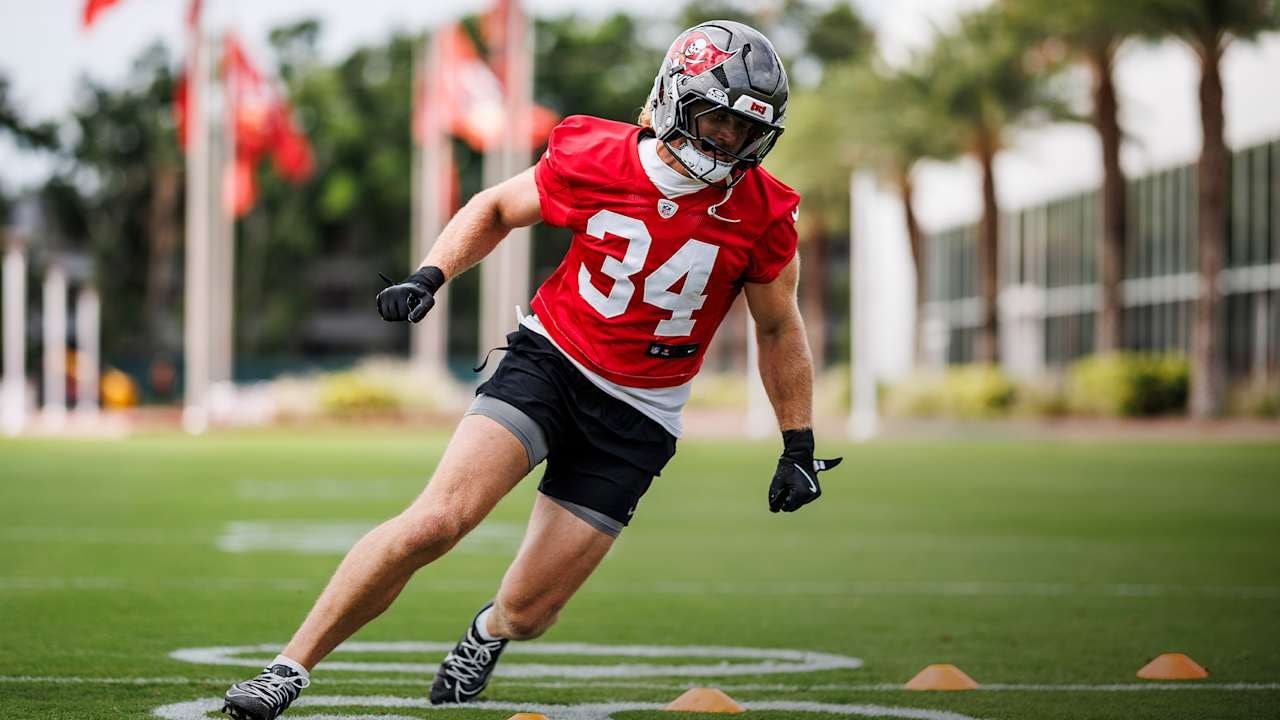 Alex Anzalone talks evolving responsibilities as Todd Bowles expands coverage and blitz looks in Tampa