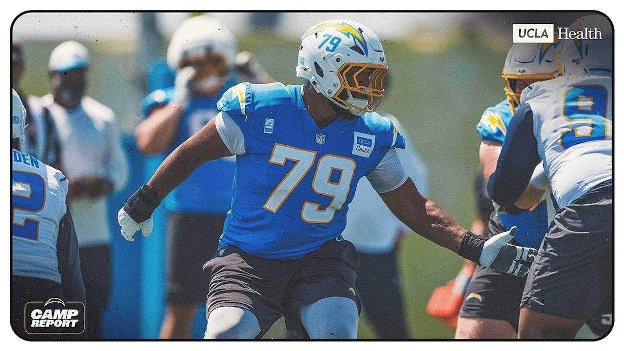 Chargers’ left guard rotation continues as Trey Pipkins works in front of Justin Herbert during Day 3 of camp