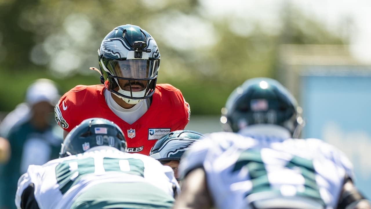 Eagles camp shifts outside as Tuesday’s padded practice turns defensive-focused
