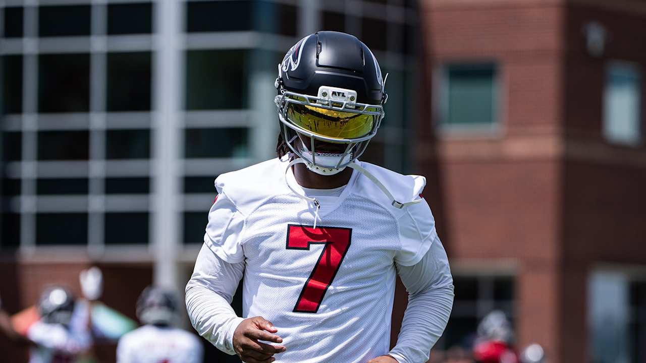 Falcons running backs take center stage as Bijan Robinson returns for Kevin Stefanski’s first camp