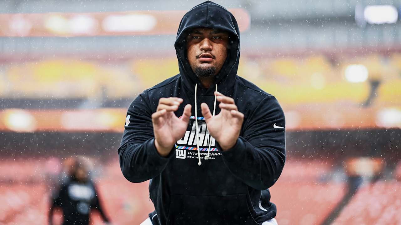 Giants arrive at FedEx Field ahead of Week 5 showdown with Commanders, warm up under game-day lights
