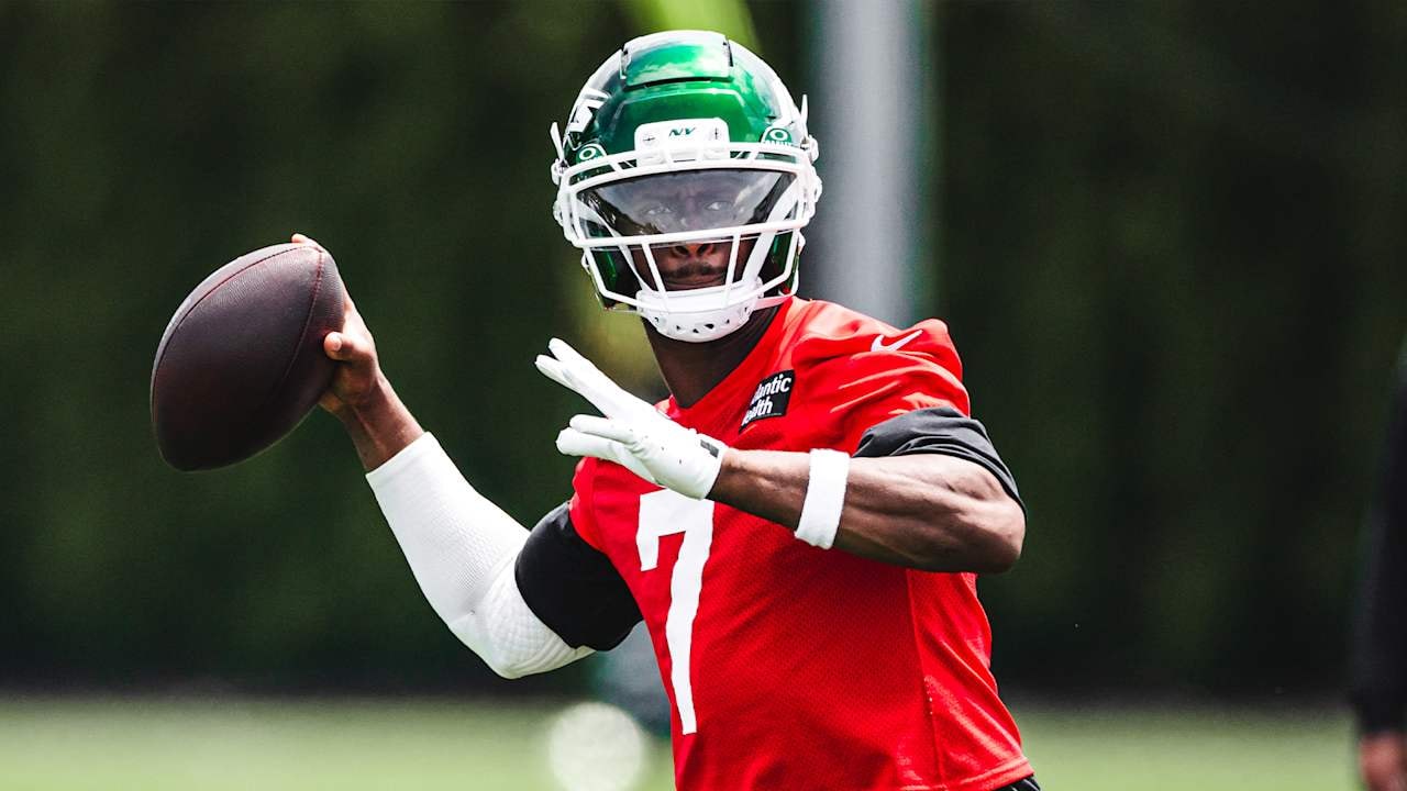 Geno Smith returns with a leadership focus, aiming to “immerse” himself back in the community