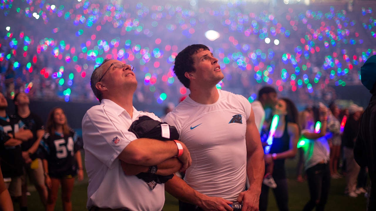 Luke Kuechly chose his father, Tom, to present his Pro Football Hall of Fame moment