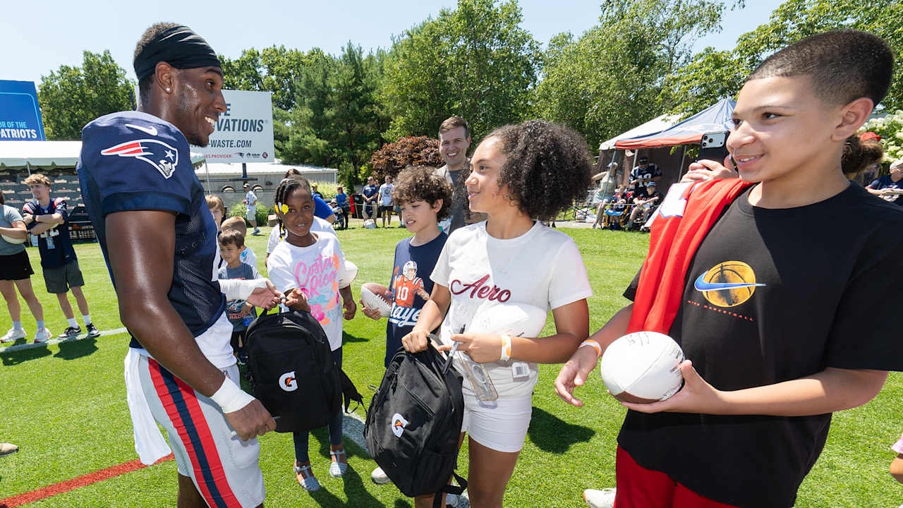 Patriots, Gatorade and the team’s foundation surprise local students with backpacks at “Get Fit for School”
