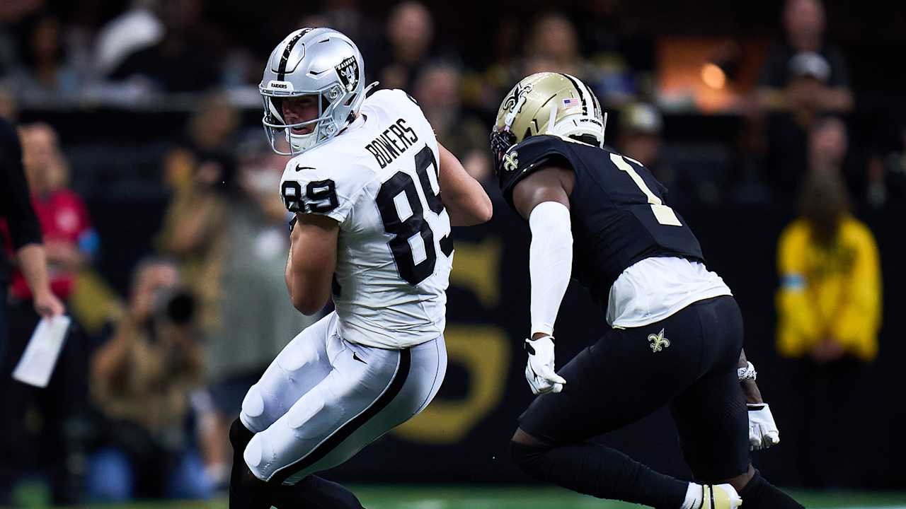 Brock Bowers turns the Raiders’ tight end into a matchup problem, and coach calls it “Cadillac” football