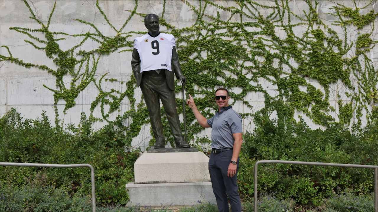 Drew Brees caught off guard by a Saints “blitz” moment near Tom Benson’s statue in Canton