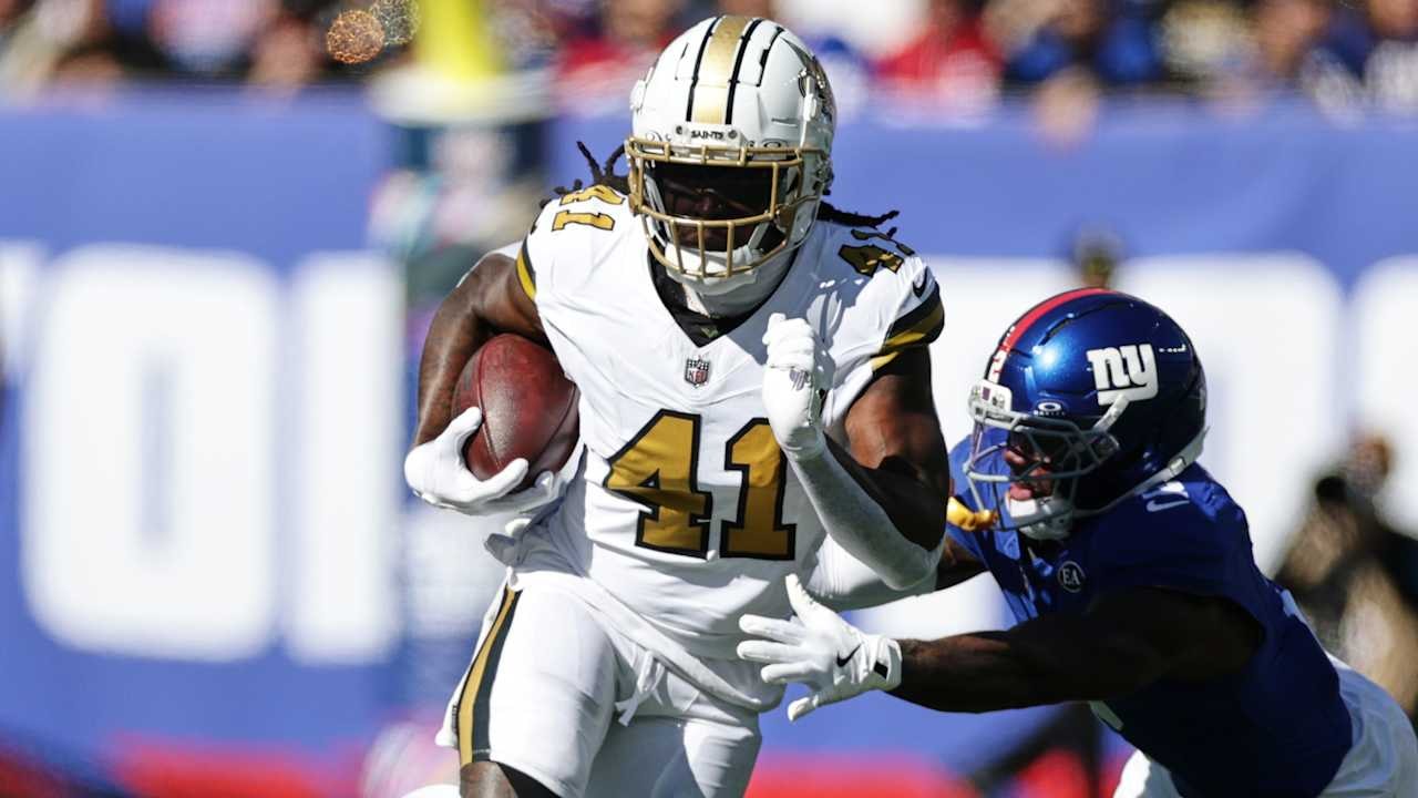 Alvin Kamara joins the 5,000-yard rushing-and-receiving club with a 31-yard TD catch vs. Giants