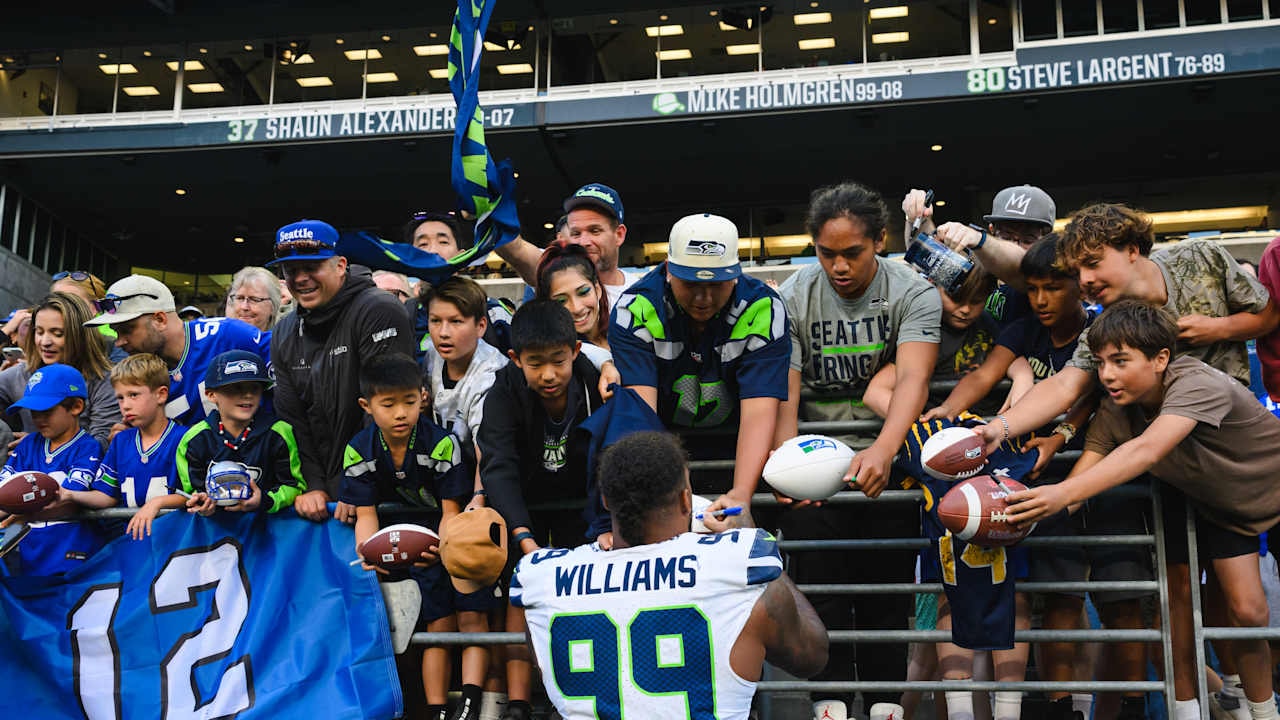 Seahawks Announce Football Fest Return at Lumen Field With Practice, Player Autograph Toss