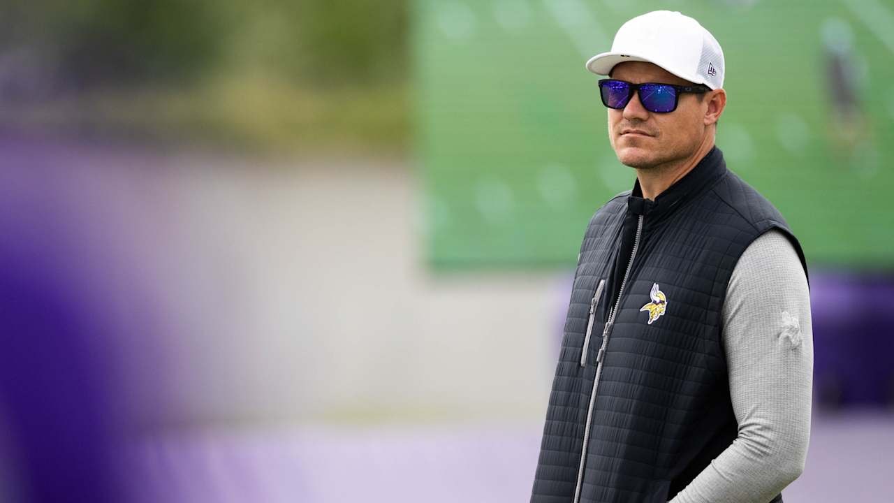 Vikings minicamp turns the spotlight back on the quarterback race