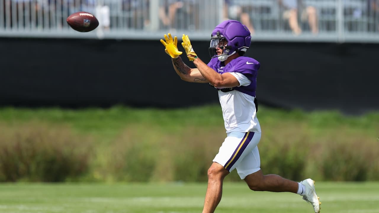 Vikings safety Jacob Thomas marks milestone with first NFL interception, then shares it with his parents at MetLife