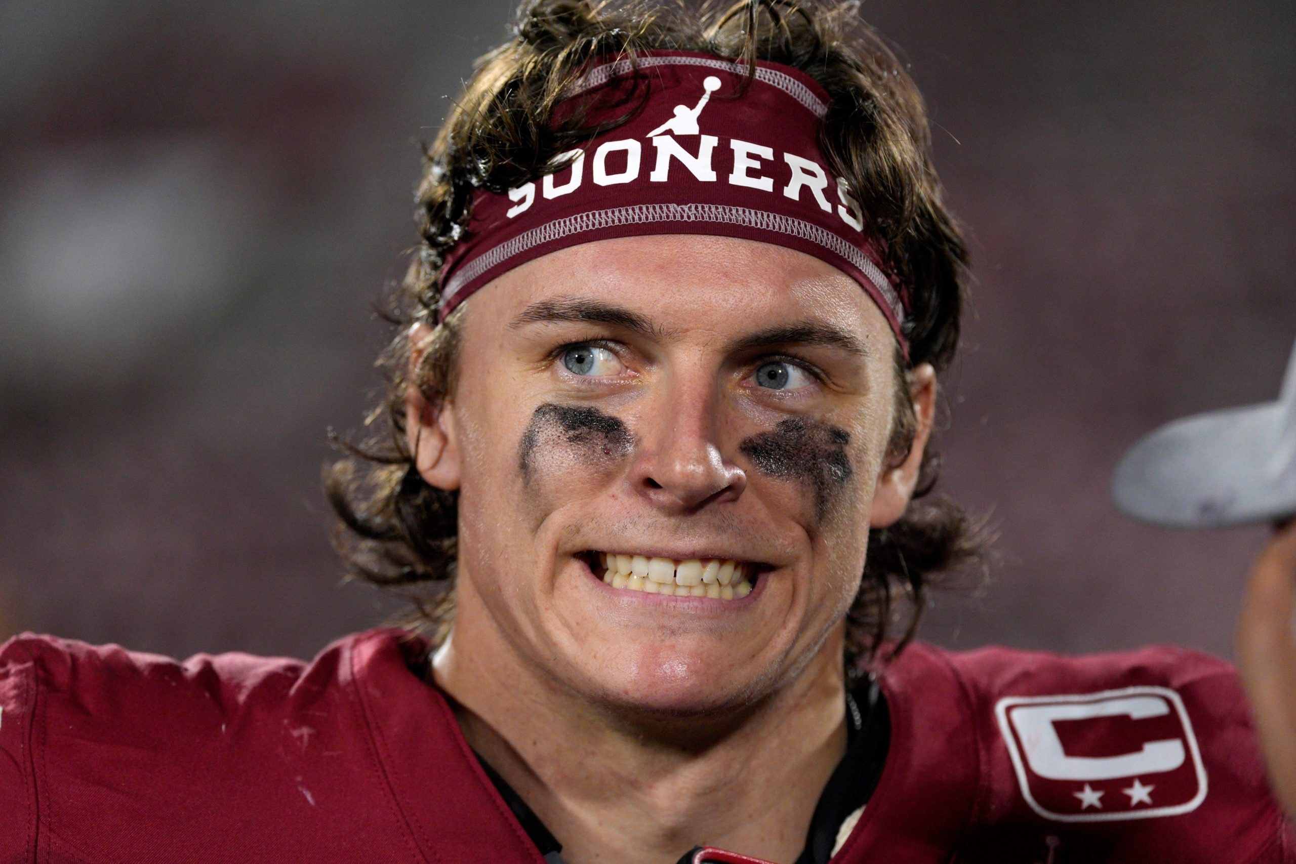 Oklahoma’s pregame banner malfunction twists into an awkward scene during Texas game