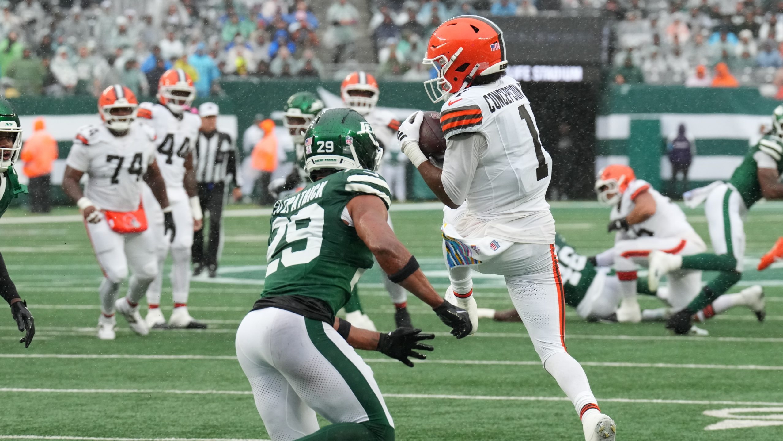 KC Concepcion leaves after head injury in Week 5 collision with Minkah Fitzpatrick